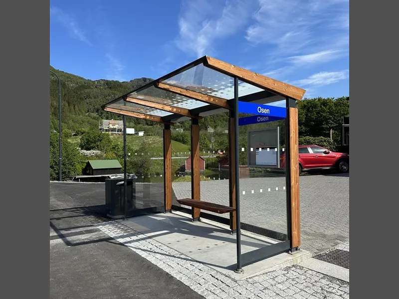 busskur i tre og glass - Klikk for stort bilde
