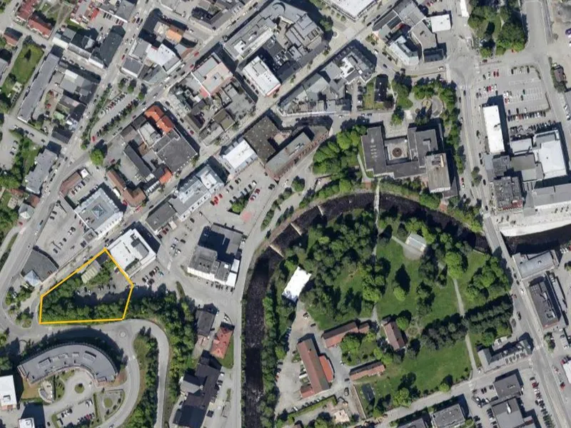 Foto ovenfra av Gjøvik bysentrum, markert tomteområde