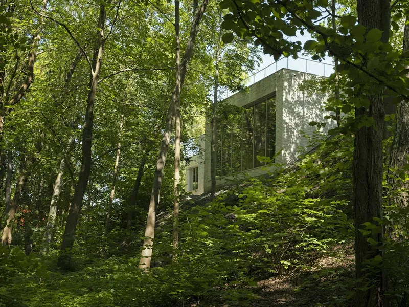 Det nye tilbygget til Villa Grande sett fra skogen