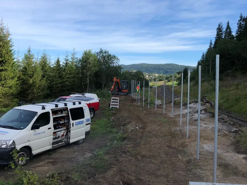 Garda Sikring sikret seg stor viltgjerde-kontrakt langs Nordlandsbanen, og er allerede godt i gang med prosjektet som har en prislapp på 37,5 millioner. Foto: Garda Sikring