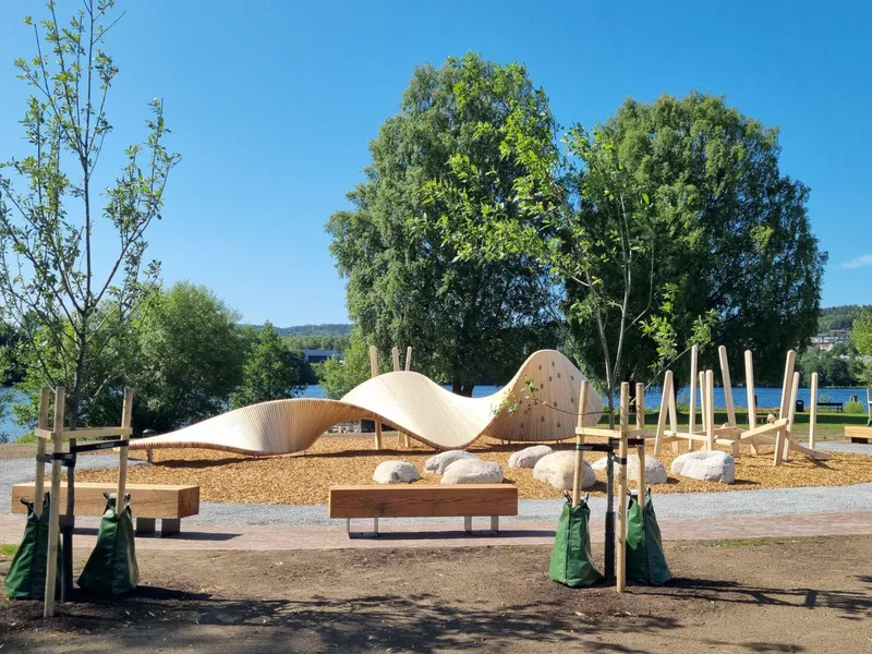 området med skulptur, banker og beplantning