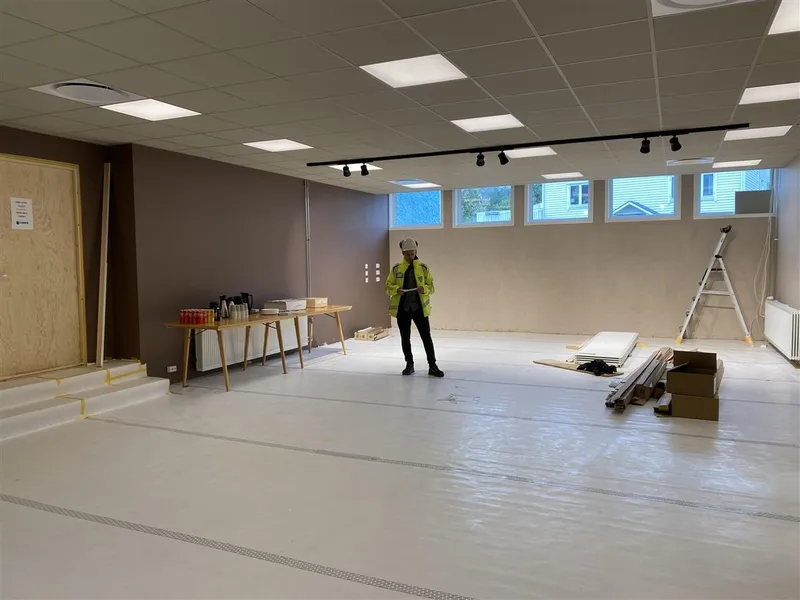 Steinar Kilen, prosjektleiar for renovering av Volda samfunnshu inviterer til kake og kaffi i høve kranselag - Klikk for stort bilete
