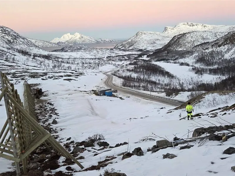 Bildet viser en snøskjerm og en vei med fin utsikt. - Klikk for stort bilde