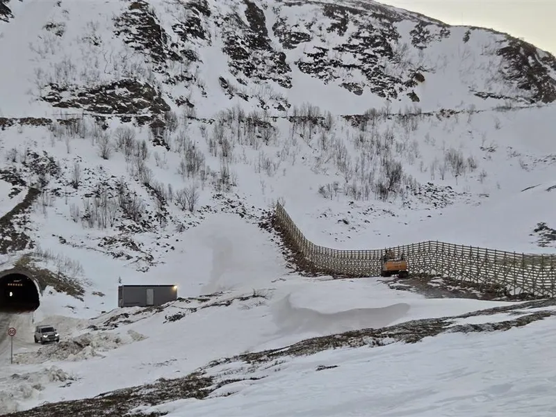 Bildet viser en snøskjerm og et tunnelinnslag. - Klikk for stort bilde