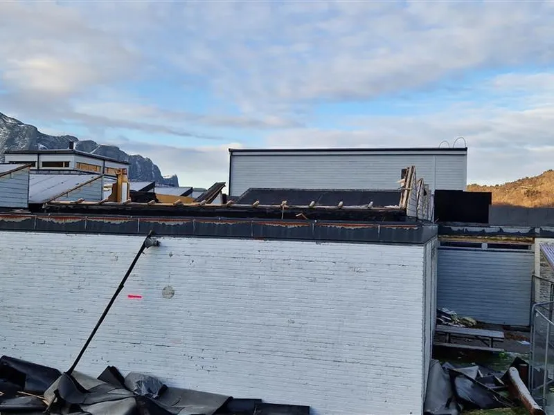rivingsarbeid, bygning, fjell, blå himmel, lette skyer - Klikk for stort bilete