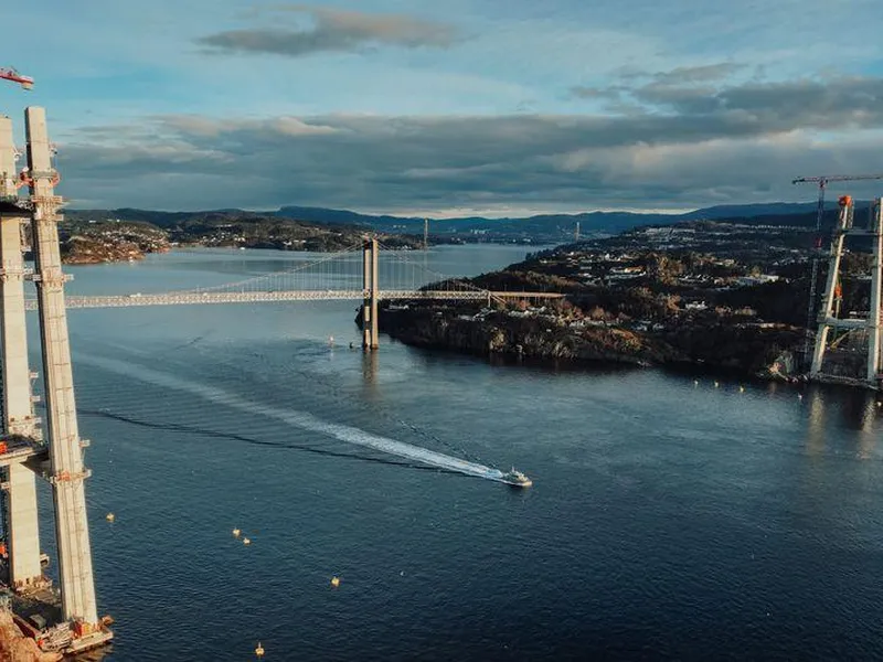 Bilde av brutårna til Nye Sotrabru, som offisielt nådde si fulle høgde 3. desember. No ruvar dei to tårna 145 meter over innseglinga til Bergen