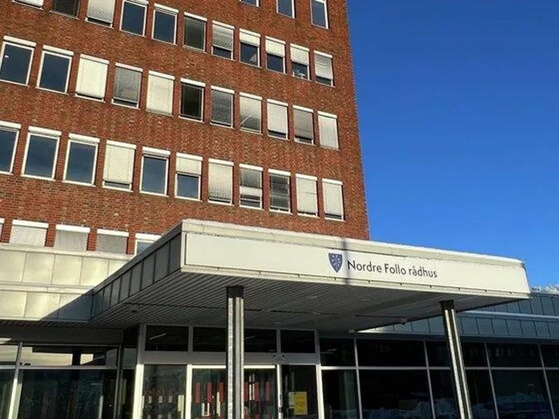 Rådhuset ligger i  Idrettsveien i Ski sentrum
