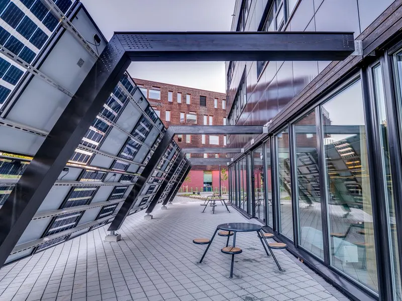 Fasade med solcellepanel. Foto